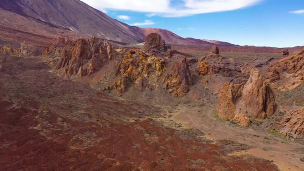 Teide Ulusal Parkı 'nın havadan görünüşü, kayalık bir çöl yüzeyinde uçuş. Tenerife, Kanarya Adaları — Stok video