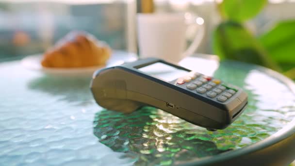 Pembayaran tanpa kontak dengan smartphone. Konsep pembayaran nirkabel. Close-up, perempuan yang menggunakan teknologi NFC dompet nirtunai smartphone untuk membayar ketertiban di terminal bank di sebuah kafe. — Stok Video
