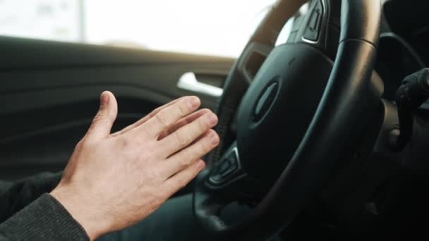 Mężczyzna jadący innowacyjnym, zautomatyzowanym samochodem z autopilotem do parkowania na parkingu — Wideo stockowe