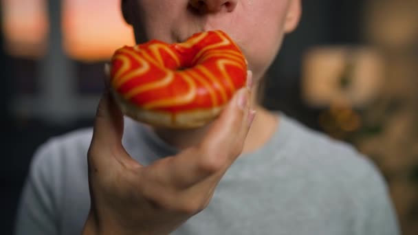 달콤 한 중독 관념. 오렌지 도넛을 먹는 여성들 — 비디오