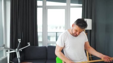 Adam temizlik yapıyor ve kendini rock yıldızı olarak hayal ediyor. Süpürgeyi gitar gibi çalıyor. Yavaş çekim