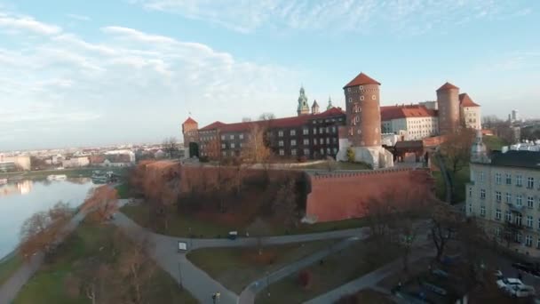 Wawel Kraliyet Kalesi 'ne doğru uçan hava aracı, Krakow, Polonya — Stok video