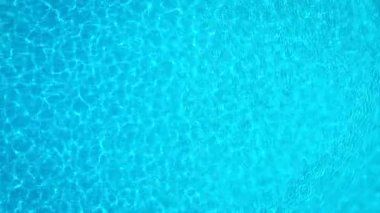 Yüzme havuzunda hafif yansımalı mavi su. Hava görüntüleri