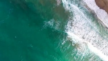 Akdeniz kıyılarının hava manzarası, dalgalar ıssız kumsala ulaşıyor. Yunanistan 'ın Girit kentinde güzel bir tatil ve turizm beldesi.