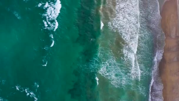 Vista aerea della costa mediterranea, le onde raggiungono la spiaggia sabbiosa deserta. Bella vacanza e destinazione turistica in Creta, Grecia. — Video Stock