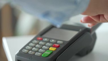 Temassız kredi kartıyla ödeme yapan kadın. Kablosuz para transferi. Kablosuz ödeme