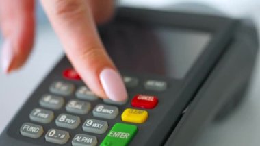 Temassız kredi kartıyla ödeme yapan kadın. Kablosuz para transferi. Kablosuz ödeme