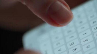 Akıllı telefondan yazı yazan kadın elleri yakın plan.