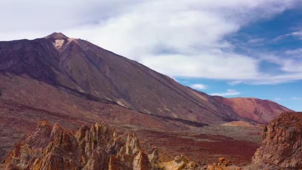 Légi kilátás nyílik a Teide Nemzeti Park, repülés egy sivatagi sziklás felszín felett, kilátás nyílik a Teide vulkán. Tenerife, Kanári-szigetek — Stock videók