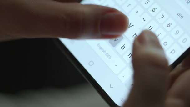 Női kéz gépelés szöveg okostelefon közelkép — Stock videók