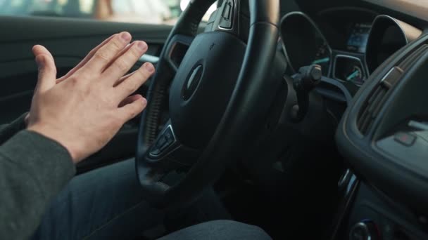 Hombre conduciendo en coche automatizado innovador usando piloto automático de auto-estacionamiento para estacionar en el estacionamiento — Vídeo de stock