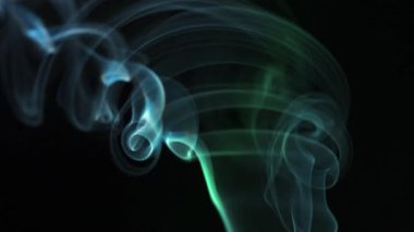 Soyut renkli duman siyah arka planda güzel girdaplarda yükselir. Yavaş çekim