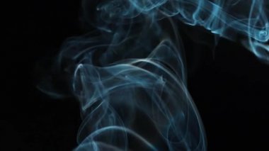 Soyut duman siyah arka planda güzel girdaplarda yükselir. Yavaş çekim