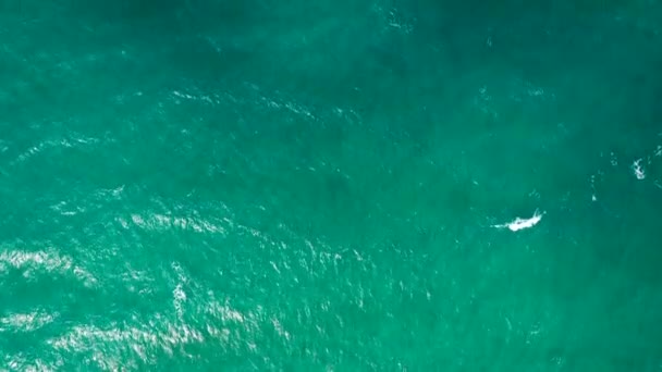 Fliegen über die blaue Oberfläche des Meeres oder Ozeans — Stockvideo