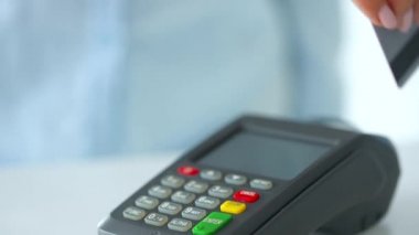 Temassız kredi kartıyla ödeme yapan kadın. Kablosuz para transferi. Kablosuz ödeme