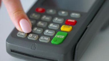 Temassız kredi kartıyla ödeme yapan kadın. Ağır çekim. Kablosuz para transferi. Kablosuz ödeme