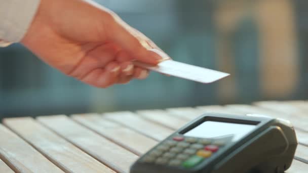 Πληρωμή πιστωτικής κάρτας NFC. Γυναίκα πληρώνει με ανέπαφη πιστωτική κάρτα με τεχνολογία NFC. Ασύρματη συναλλαγή χρημάτων. Ασύρματη πληρωμή — Αρχείο Βίντεο