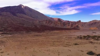 Teide Ulusal Parkı 'nın havadan görünüşü, çöl kayalıkları üzerinde uçuş, Teide volkanı manzarası. Tenerife, Kanarya Adaları