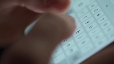 Akıllı telefondan yazı yazan kadın elleri yakın plan.