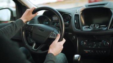 Arabayı süren adam. Sürücülerin omuzlarının arkasından arka görüş