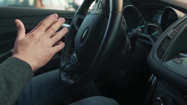 Homem dirigindo em carro automatizado inovador usando piloto automático de auto-estacionamento para estacionamento no estacionamento — Vídeo de Stock