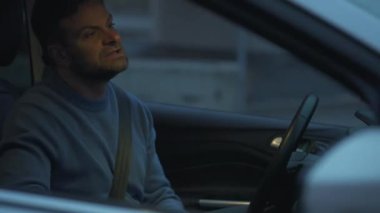 Adam arabada oturuyor ve trafik kurallarını ihlal ettiği için polis tarafından durdurulduğu için kızgın.