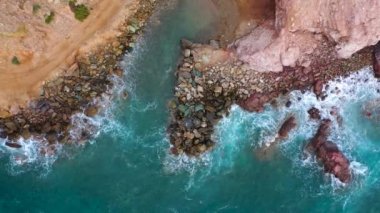 Atlantik Okyanusu 'ndaki çöl manzarası. Tenerife adasının kıyısında. Deniz dalgalarının kıyıya ulaşan hava aracı görüntüleri.