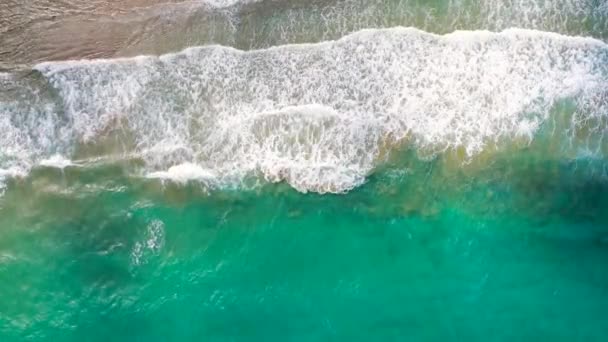 Vista aérea de la costa mediterránea, las olas llegan a la playa de arena desierta. Hermosas vacaciones y destino turístico en Creta, Grecia. — Vídeo de stock