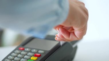 Temassız kredi kartıyla ödeme yapan kadın. Kablosuz para transferi. Kablosuz ödeme