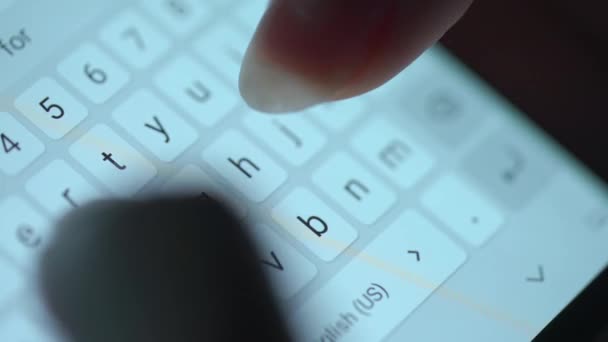 Γυναικεία χέρια πληκτρολογώντας κείμενο στο smartphone close-up. Χρήση smartphone από κοντά το βράδυ — Αρχείο Βίντεο