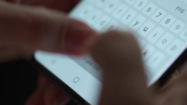 Akıllı telefondan yazı yazan kadın elleri yakın plan.