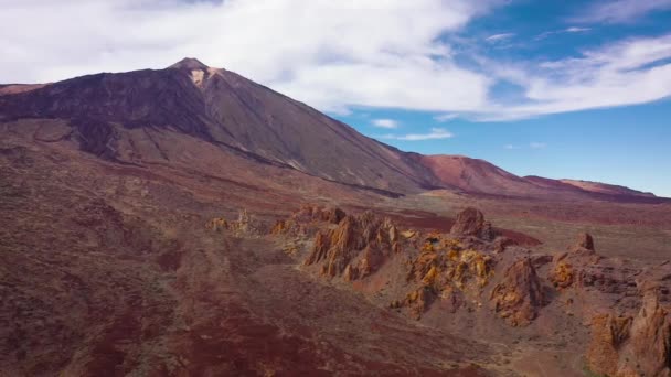 Vue aérienne du parc national Teide, survol d'une surface rocheuse désertique, vue sur le volcan Teide. Tenerife, Îles Canaries — Video