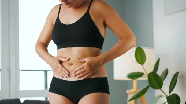 Wanita mengkompres kulit di perutnya untuk memeriksa selulit dan kelebihan lemak subkutan — Stok Video