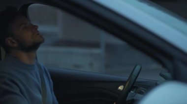 Adam arabada oturuyor ve trafik kurallarını ihlal ettiği için polis tarafından durdurulduğu için kızgın.