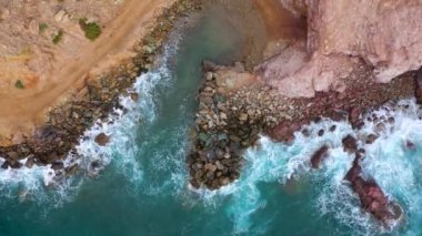 Atlantik Okyanusu 'ndaki çöl manzarası. Tenerife adasının kıyısında. Deniz dalgalarının kıyıya ulaşan hava aracı görüntüleri.