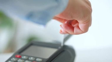 Temassız kredi kartıyla ödeme yapan kadın. Kablosuz para transferi. Kablosuz ödeme