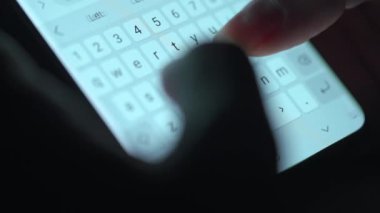 Akıllı telefondan yazı yazan bir kadın eli. Yakın plan. Akşamları akıllı telefonları kullanarak.