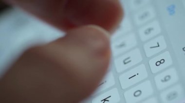 Akıllı telefondan yazı yazan kadın elleri yakın plan.