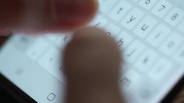 Akıllı telefondan yazı yazan kadın elleri yakın plan.