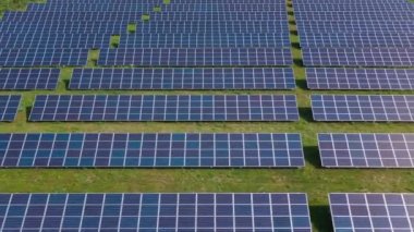 Güneşli yaz gününde güneş panellerinin üzerinden uçmak. Ekolojik yenilik.