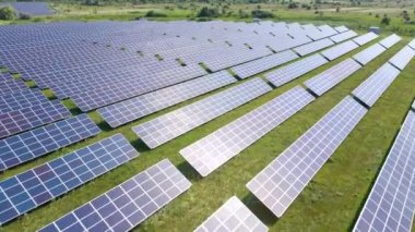 Güneşli yaz gününde güneş panellerinin üzerinden uçmak. Ekolojik yenilik.