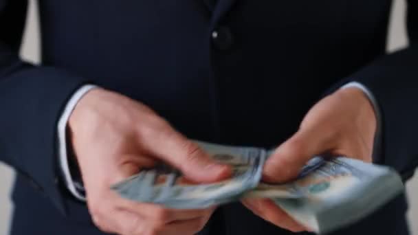 Un uomo vestito formalmente che conta banconote da un dollaro. Concetto di investimento, successo, prospettive finanziarie o avanzamento di carriera — Video Stock