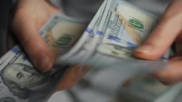 Amerikan dolarlarını sayan ya da nakit ödeyen eller. Yatırım, başarı, finansal beklentiler veya kariyer ilerlemesi kavramı — Stok video