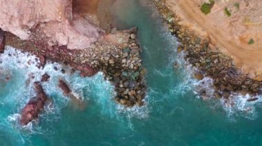 Atlantik Okyanusu 'ndaki çöl manzarası. Tenerife adasının kıyısında. Deniz dalgalarının kıyıya ulaşan hava aracı görüntüleri.