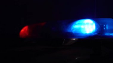 Gece yanıp sönen polis ışıkları