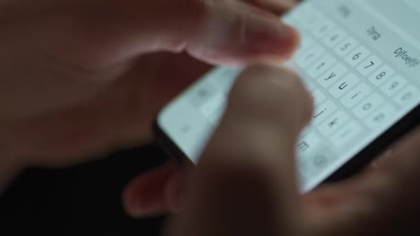 Женские руки печатают текст на смартфоне крупным планом — стоковое видео