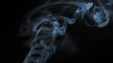 Soyut duman, siyah arka planda güzel girdaplarda yükselir.