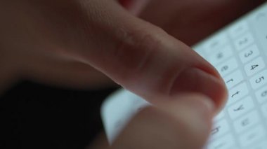 Akıllı telefondan yazı yazan kadın elleri yakın plan.