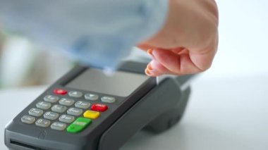 Temassız kredi kartıyla ödeme yapan kadın. Kablosuz para transferi. Kablosuz ödeme. Yavaş çekim