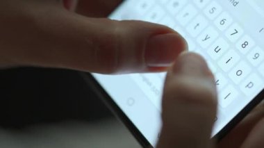 Akıllı telefondan yazı yazan kadın elleri yakın plan.